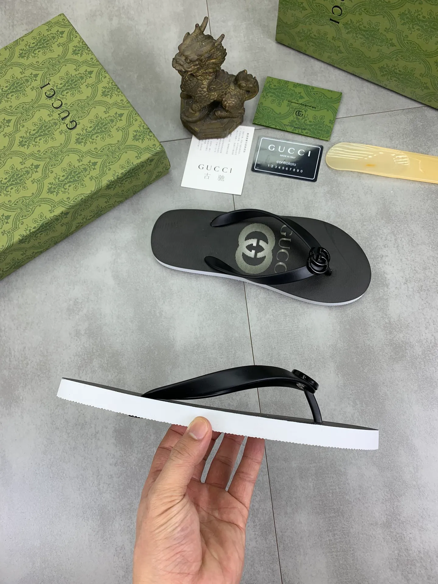 Men's men's shoes 💰P220💰【New style】🆘【GUCCI】Official website's popular Gucci adult couple 🧑‍🤝‍🧑 style, children's flip-flops are on sale at the counter simultaneously! Original fabric imported from Italy. Original bottom provided by the original factory. Size: Adult 36-45. Children’s size: 30-37. Multiple colors available.